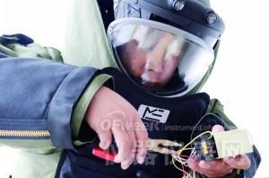 “警界爱迪生”带头研发排爆仪器